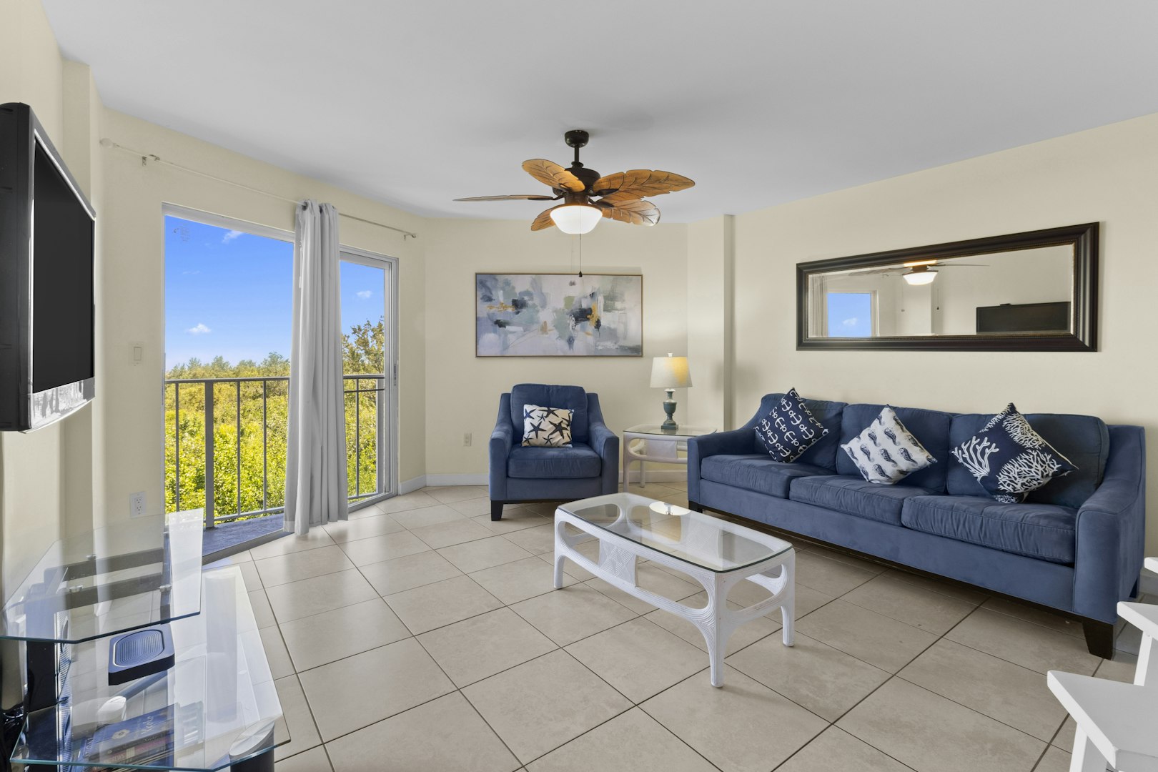 Standard One Bedroom Partial Ocean View Suite 01 Living Room 